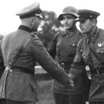 Militares nazis y soviéticos se saludan en Polonia en 1939