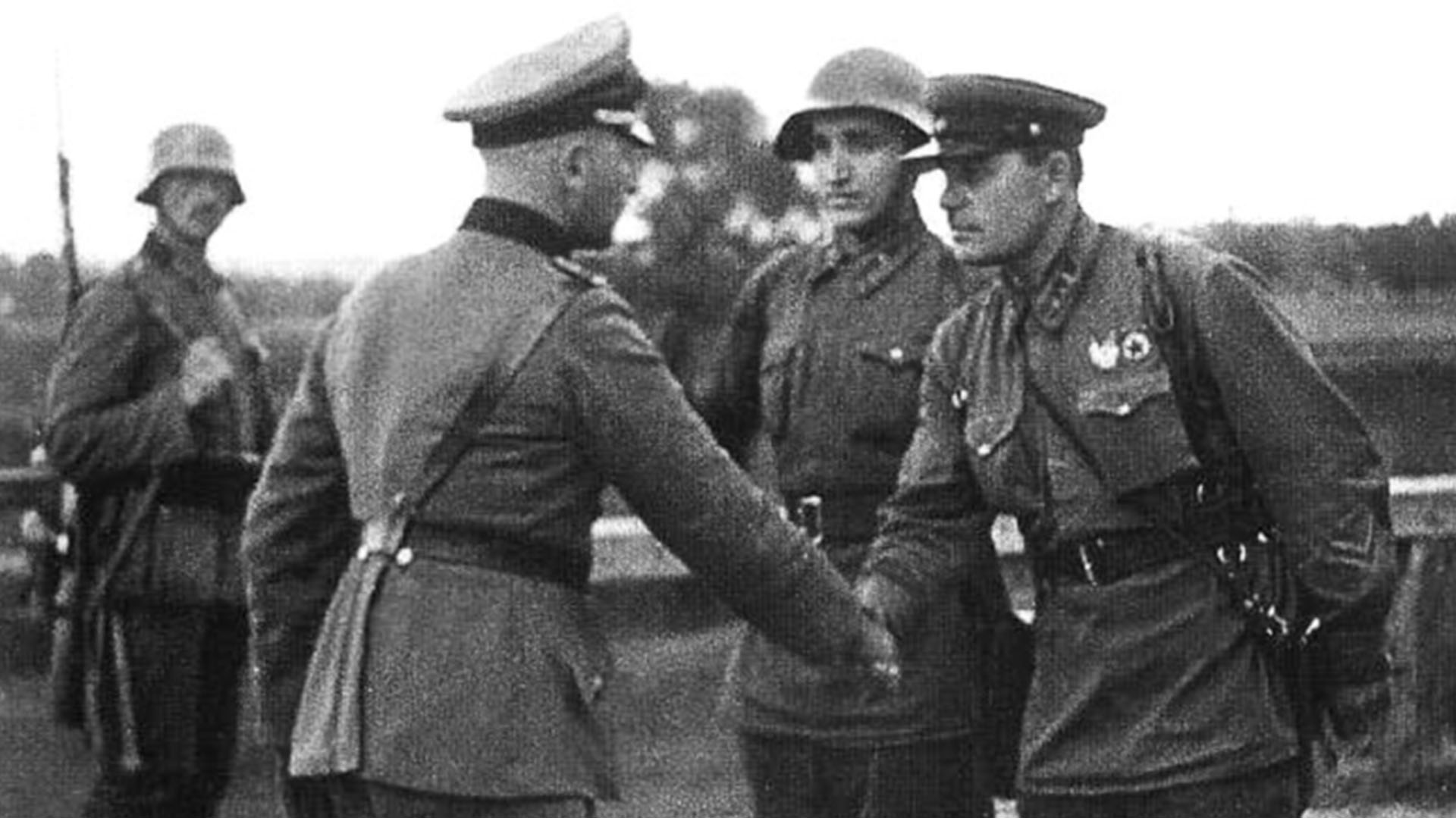 Militares nazis y soviéticos se saludan en Polonia en 1939