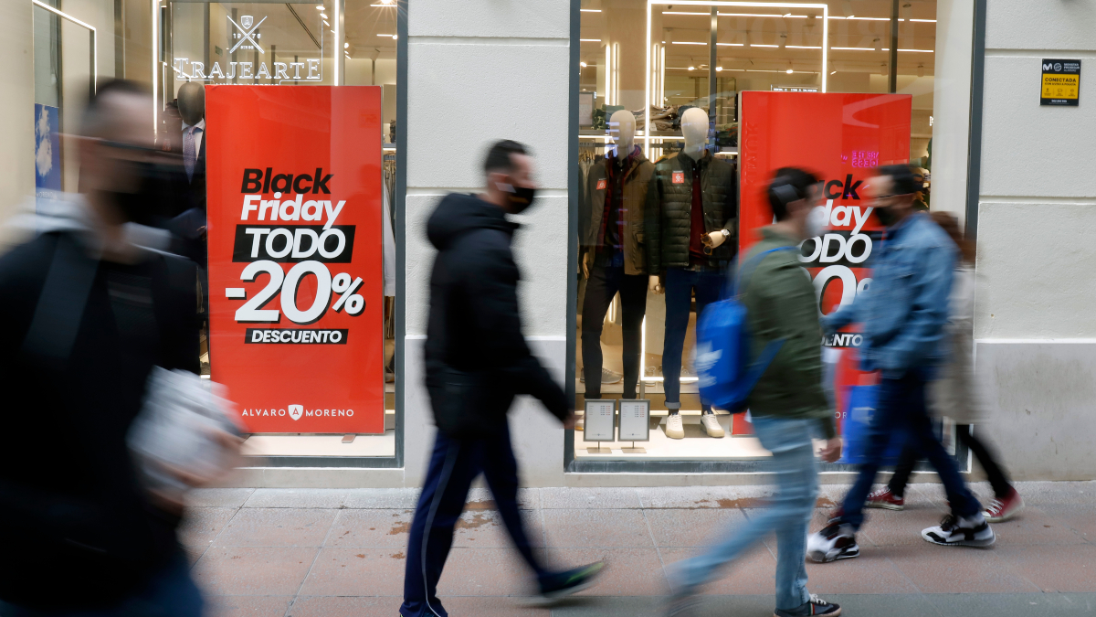 Un 77% de los españoles comprará en 'Black Friday' este año frente al 30% que compró en 2020, según OCU