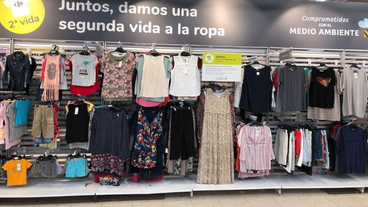 Puro El camarero desmayarse Carrefour prueba la venta de ropa de segunda mano en España