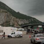 Tránsito de coches y personas en la frontera de Gibraltar.
