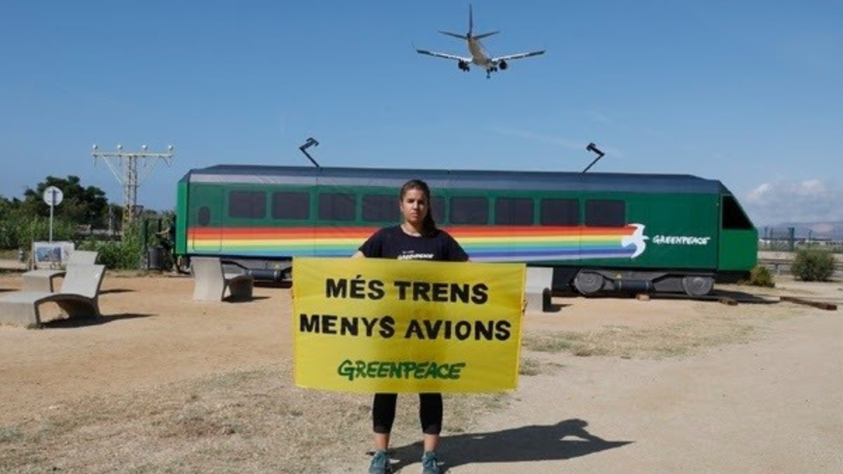 Greenpeace pide que la UE prohíba los vuelos cortos con alternativa en tren