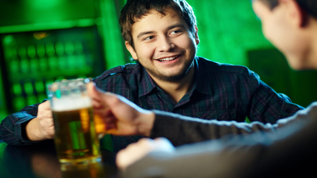 alcohol higado metabolizar noche consumo