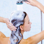 Mujer en la ducha lavándose el cabello