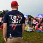 Un seguir de Donald Trump luce una camiseta sobre la campaña del magnate.