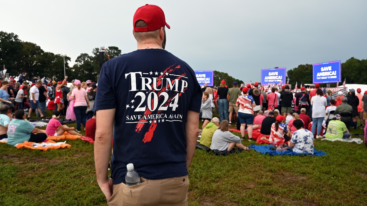 Un seguir de Donald Trump luce una camiseta sobre la campaña del magnate.
