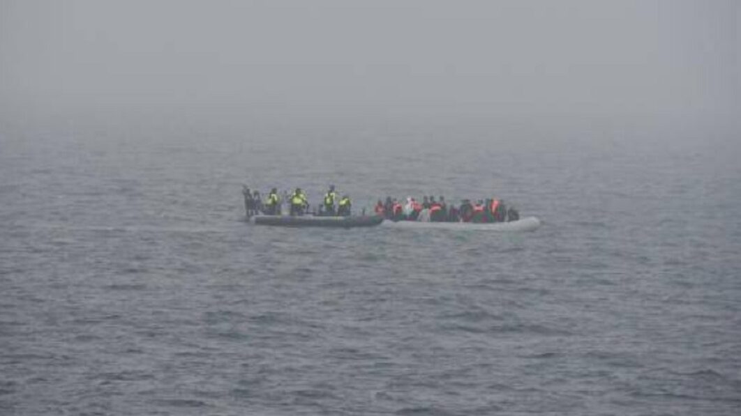Los guardacostas franceses rescatan a más de 400 migrantes a la deriva en el canal de la Mancha