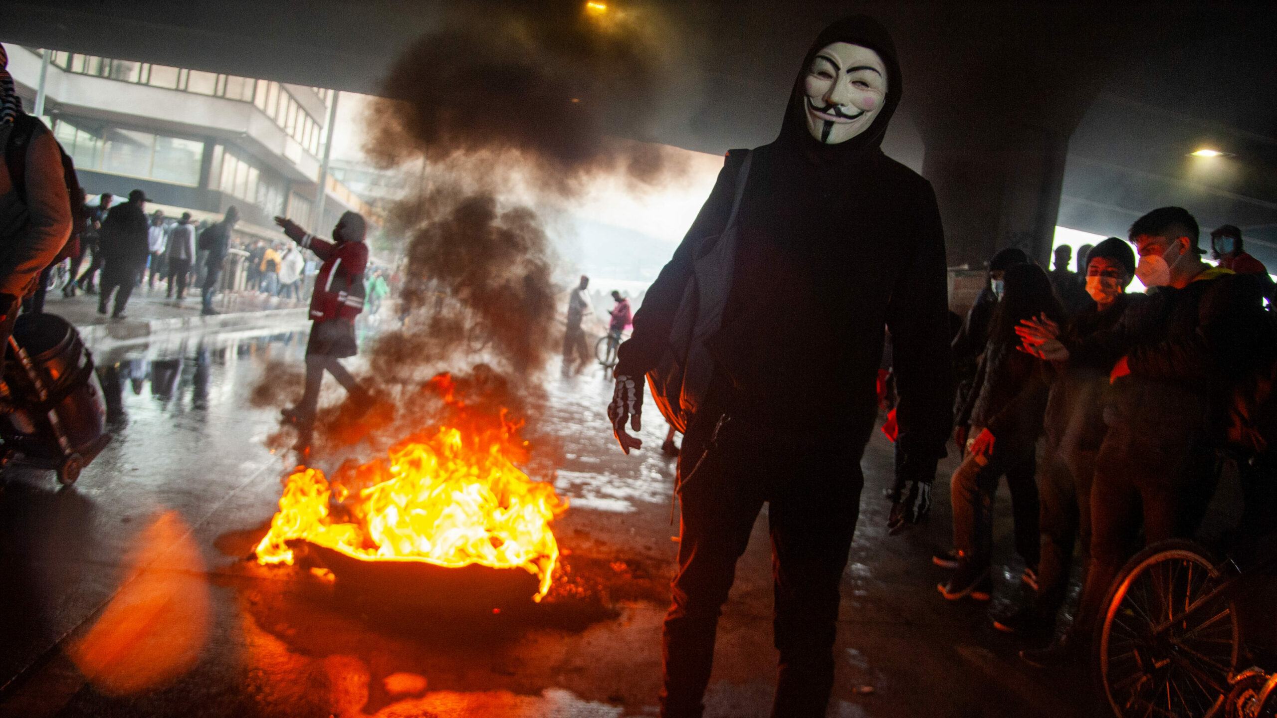 Protesta en 2021 en Colombia contra la reforma tributaria en el país. Un individuo con una máscara de 'V de Vendetta'. Europa Press