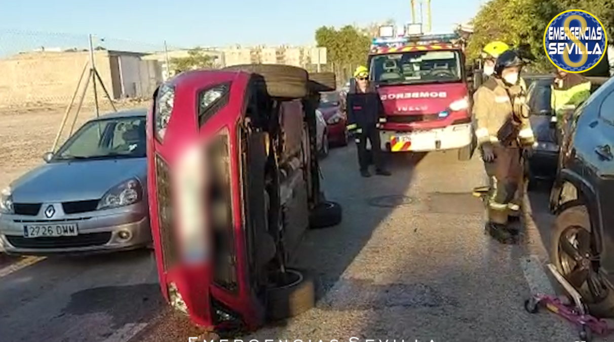Vídeo | Un conductor ebrio vuelca su coche tras chocar contra otros tres en Sevilla
