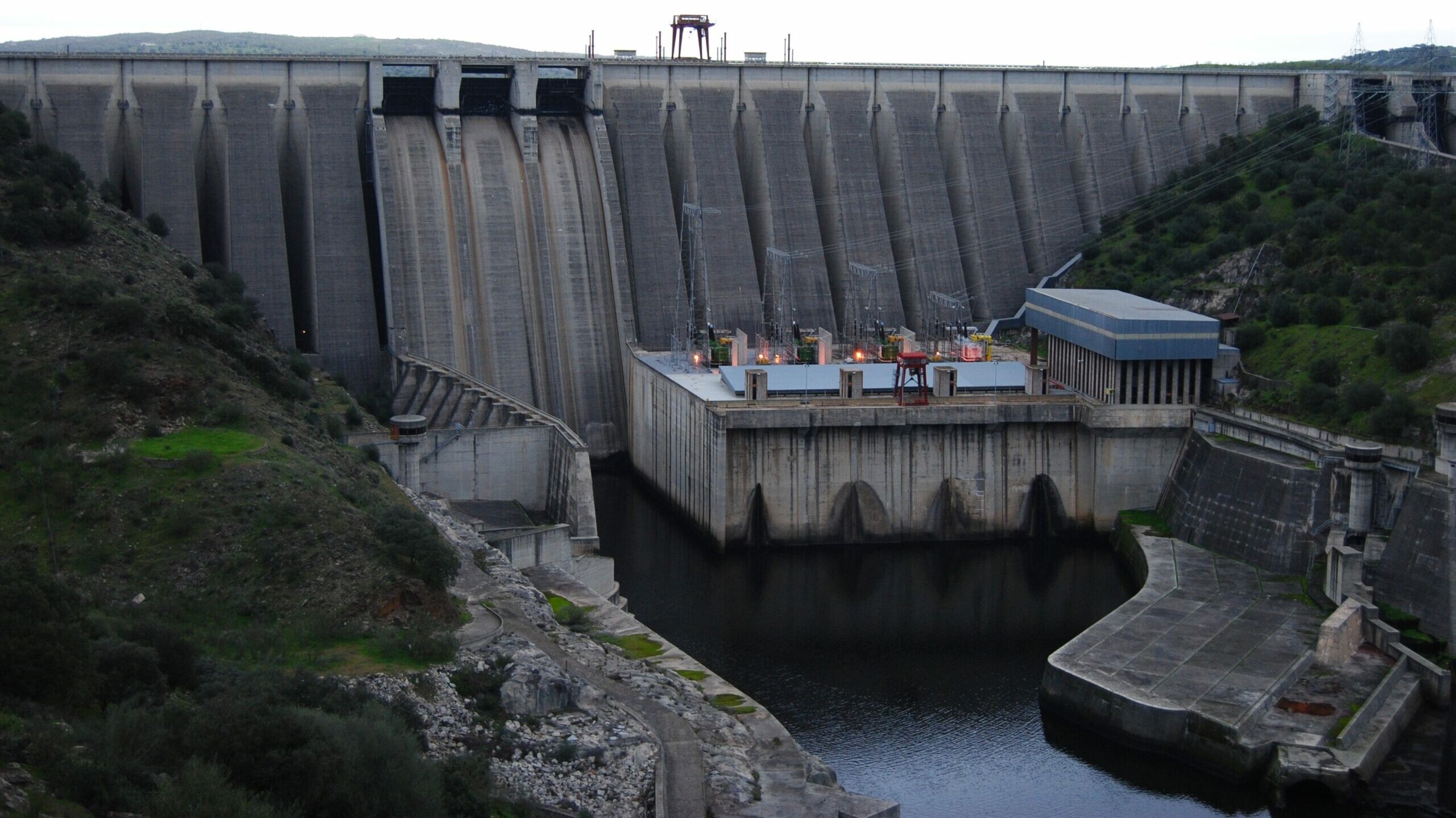 Grupo Navarro pone a la venta sus centrales hidroeléctricas con Endesa al acecho