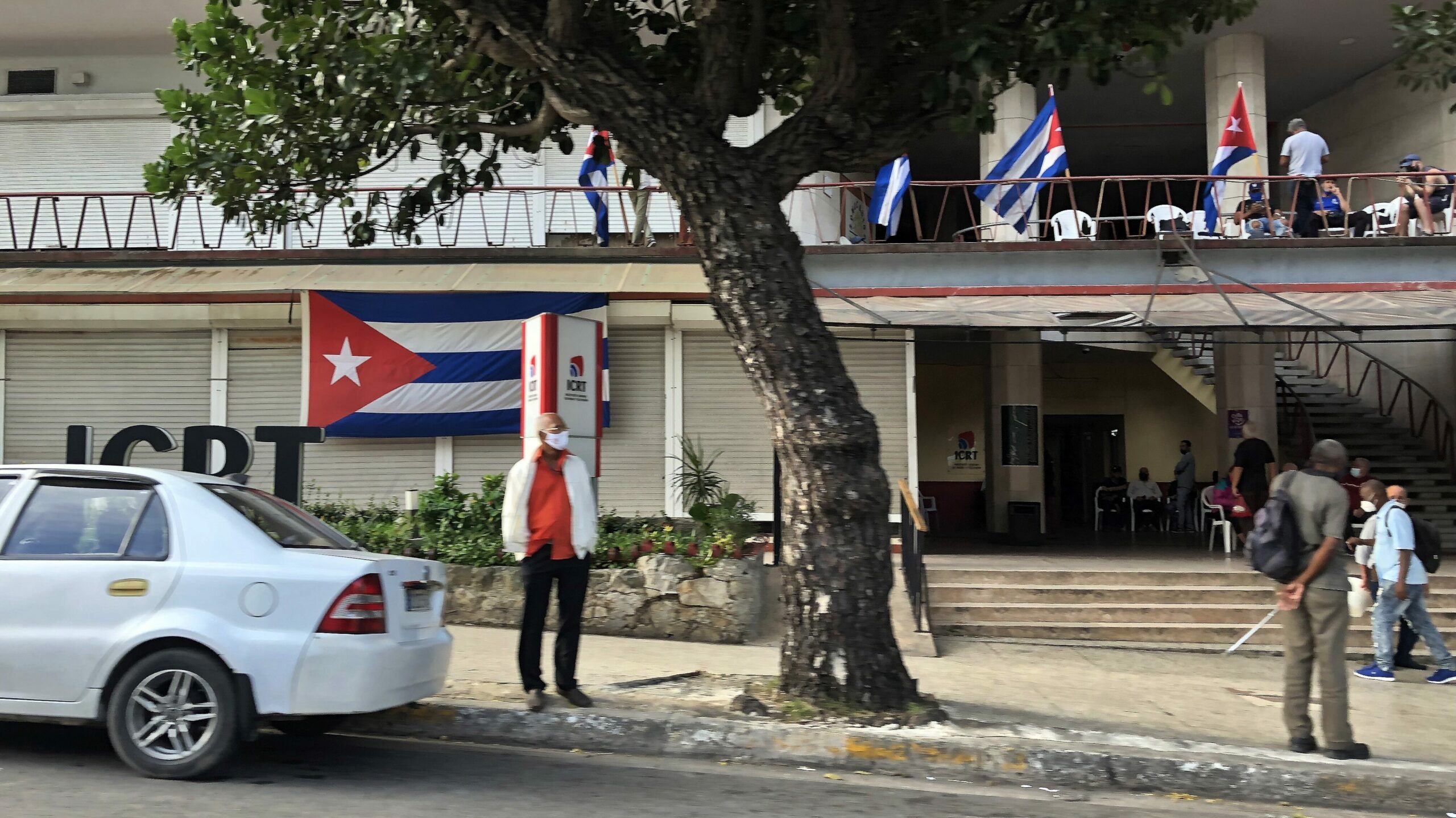 Varias personas son vistas junto a banderas en la Avenida 23, en La Habana (Cuba). EFE