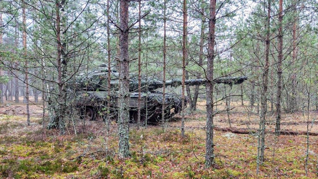 Los carros de combate españoles "disuaden" a Rusia desde Letonia en plena crisis migratoria