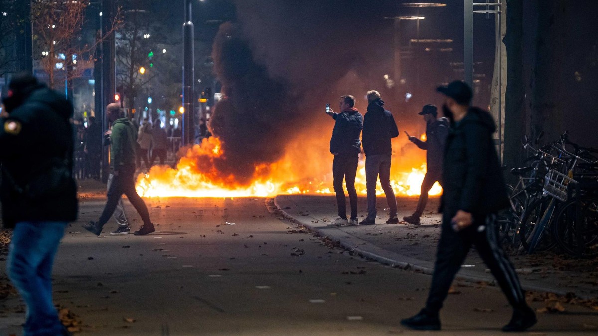 Fuertes disturbios en Rotterdam contra las restricciones: 20 detenidos y al menos 7 heridos