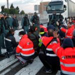 Barricadas e incidentes vuelven a sucederse en los nudos industriales de Cádiz
