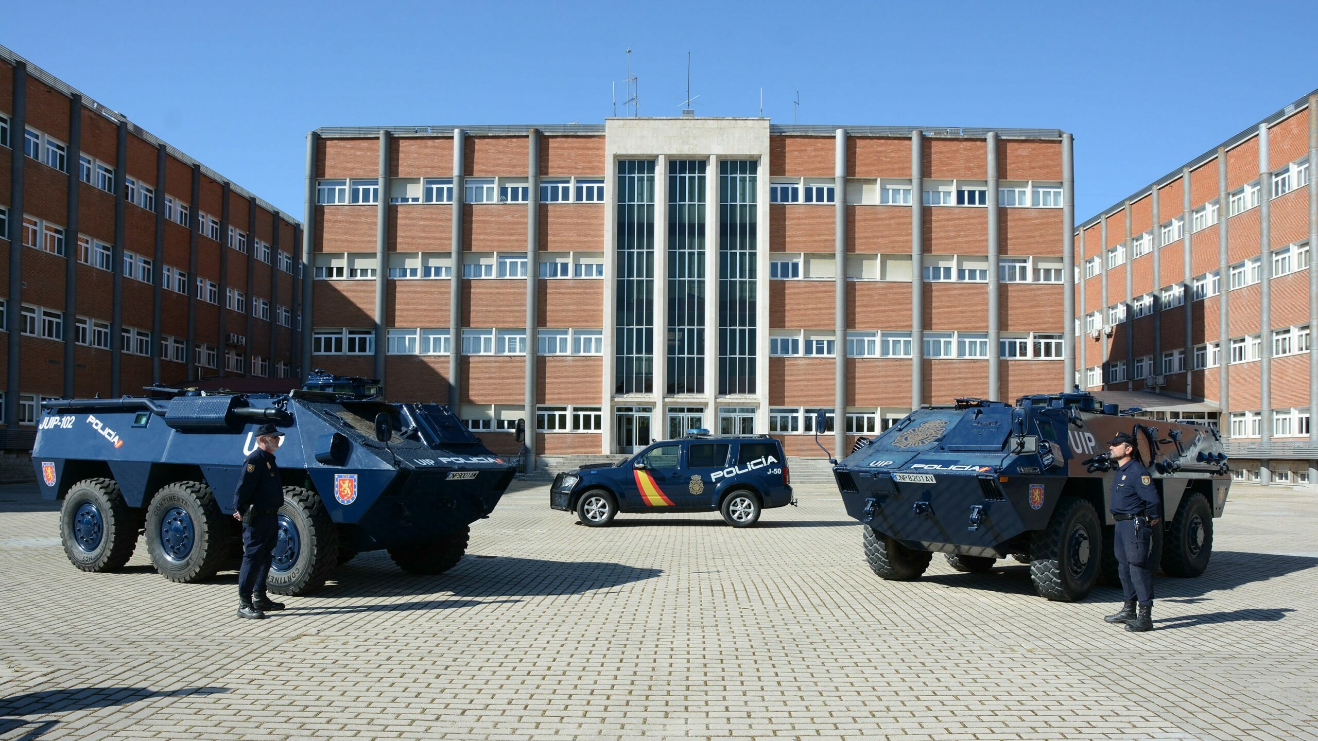 Los dos vehículos BMR -a los que se les llamó 'tanqueta' en la huelga de Cádiz- en dependencias de la Policía Nacional, el día que se incorporaron a la UIP