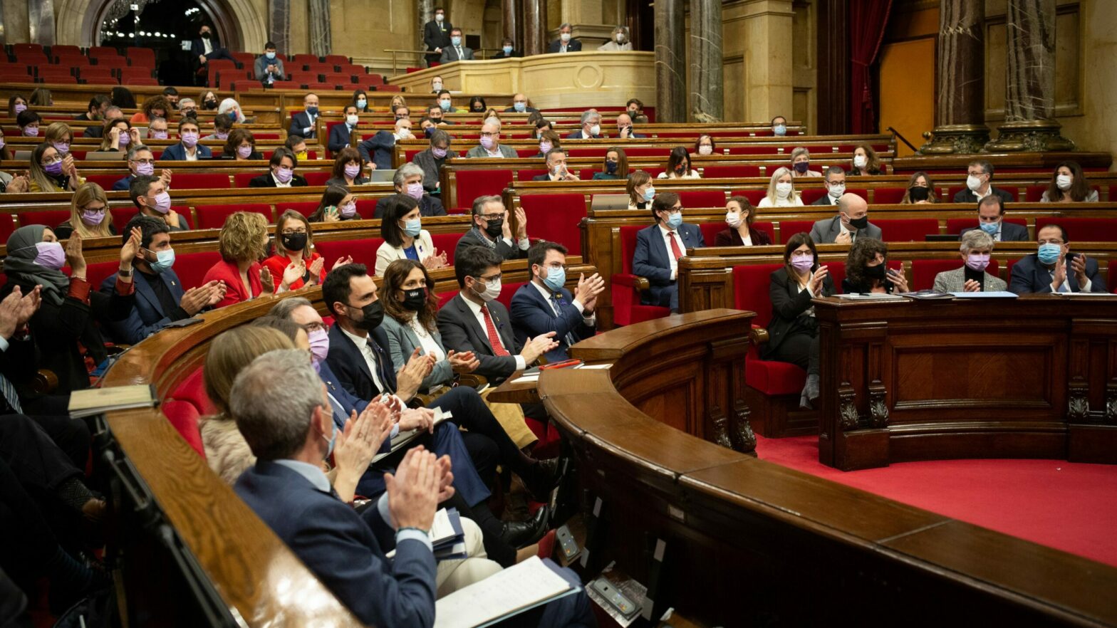 Los Presupuestos catalanes superan su primera votación en el Parlament con el aval de los comunes
