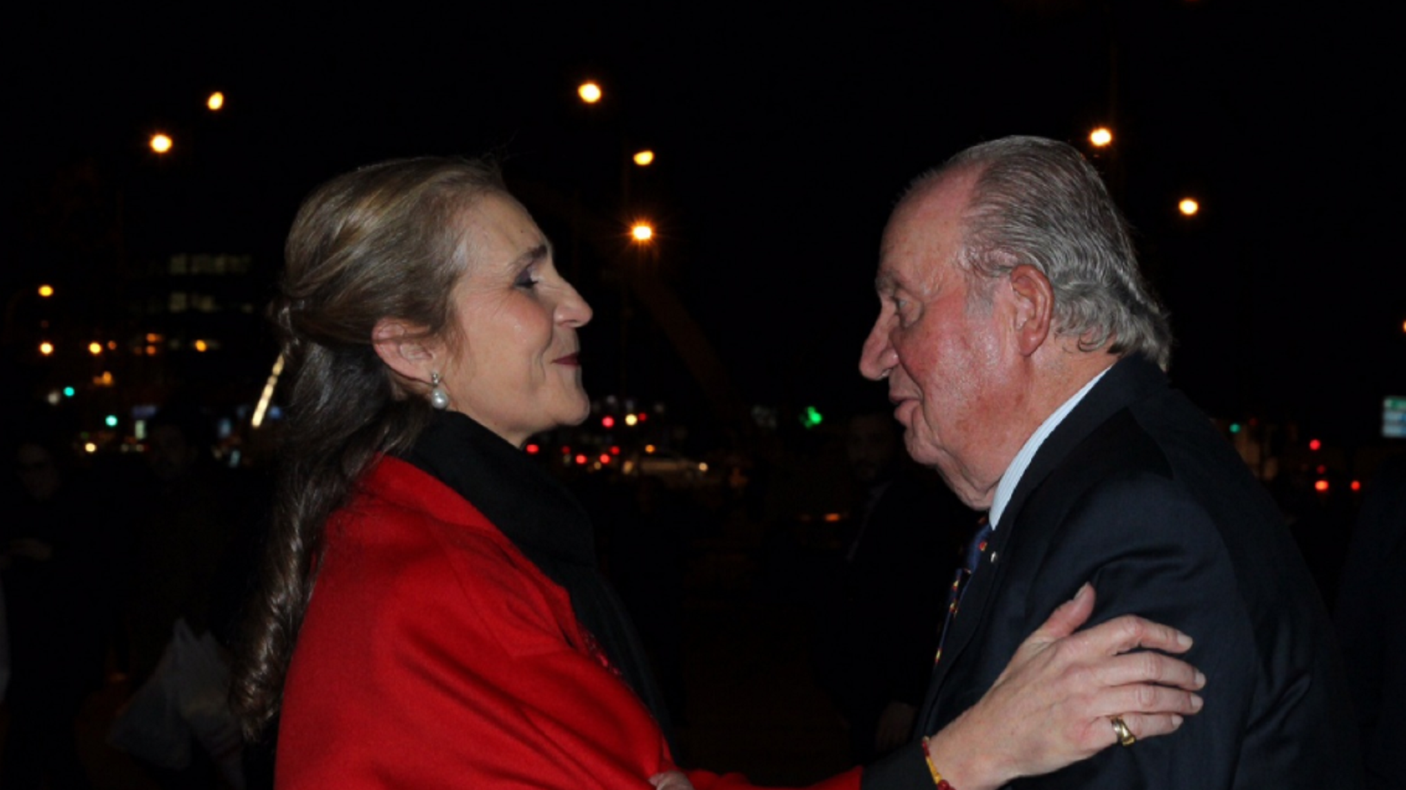La Infanta Elena transmite al Rey el deseo del Emérito de pasar las Navidades en España