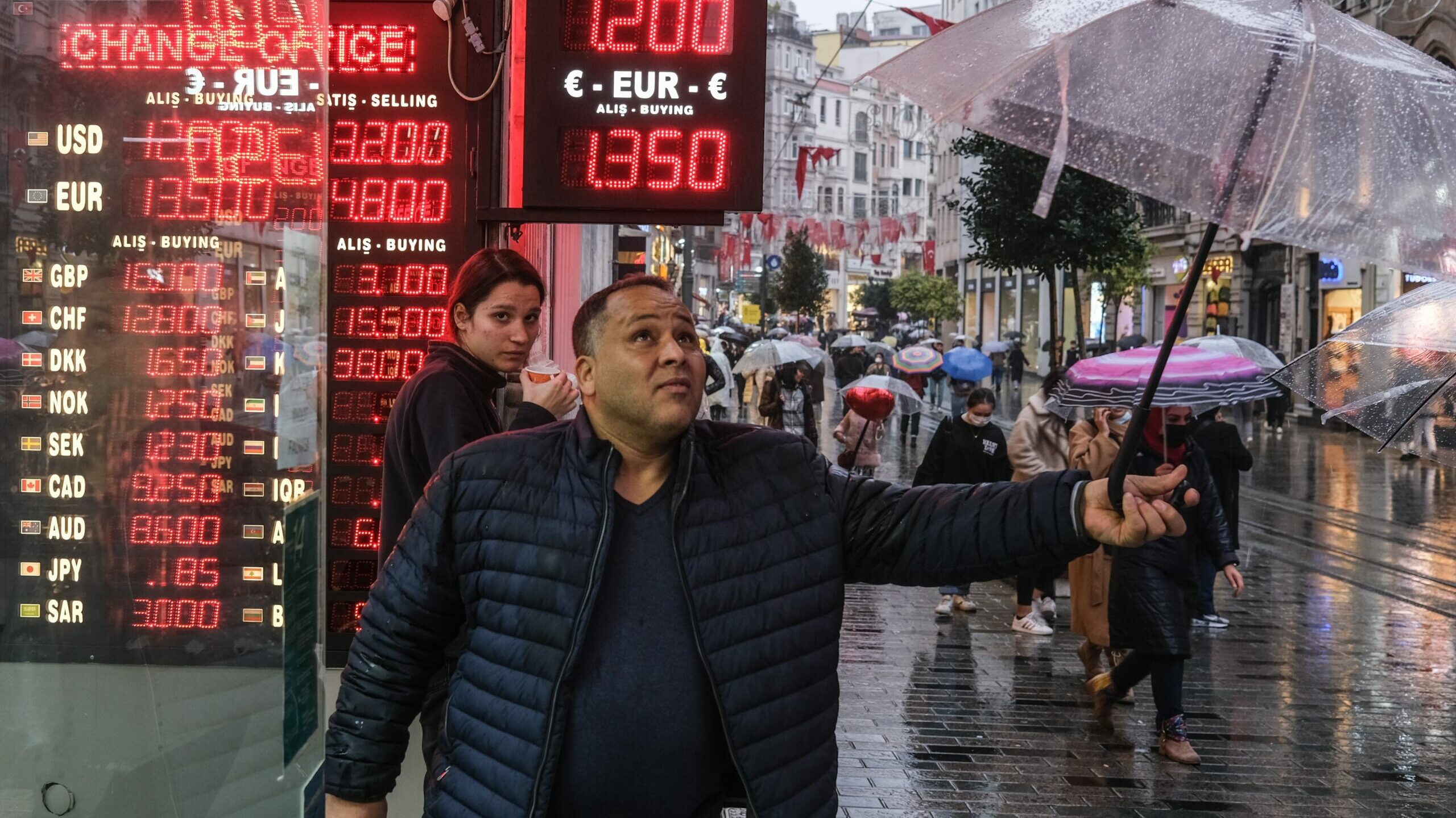 La lira turca registra caídas de hasta el 13% y se sitúa en su mínimo histórico tras un nuevo recorte de tipos