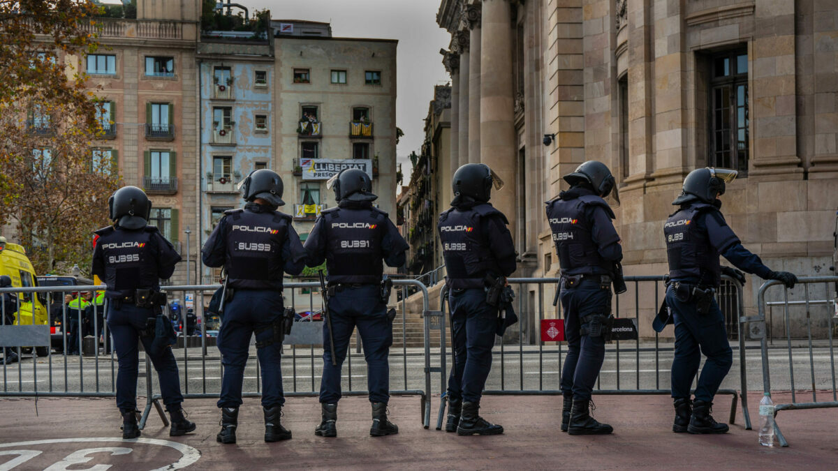 Agentes de la Policía Nacional situados en la Vía Laietana de Barcelona.