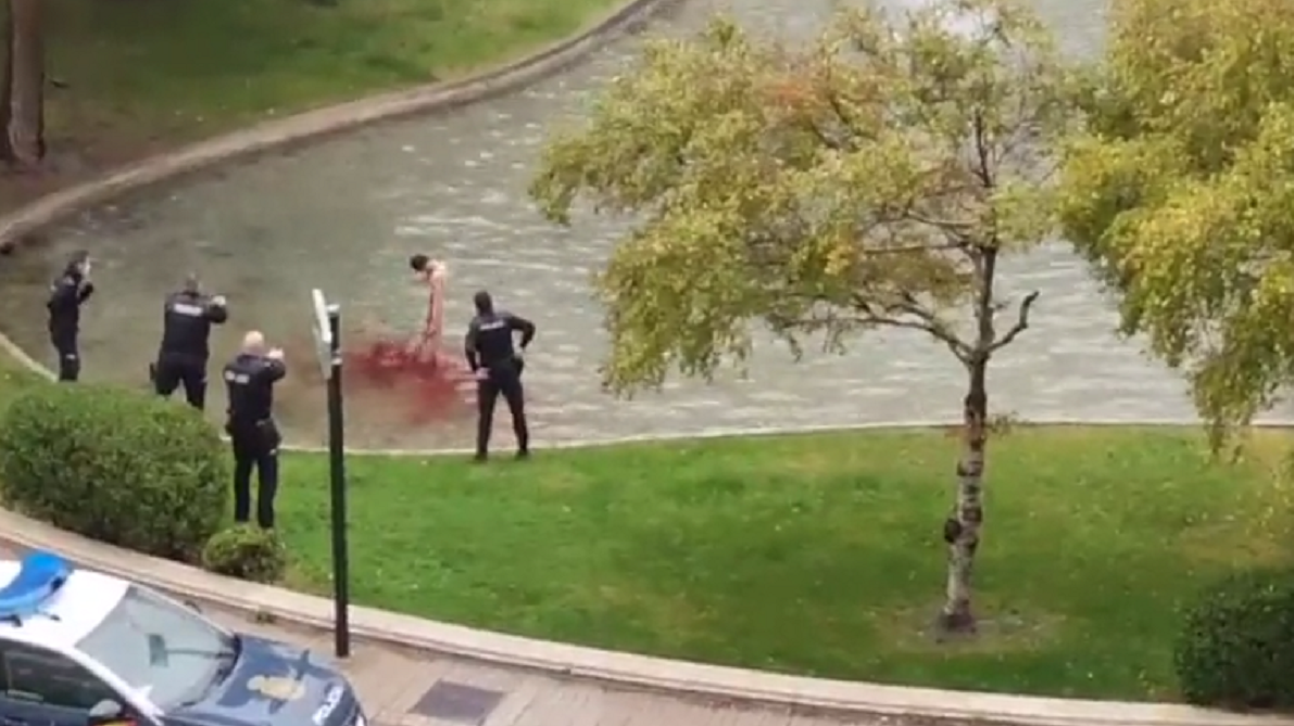 Un hombre desnudo se apuñala a sí mismo en un parque de Zaragoza
