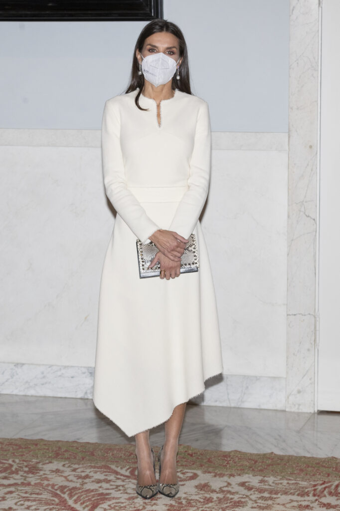 La reina Letizia, con vestido blanco