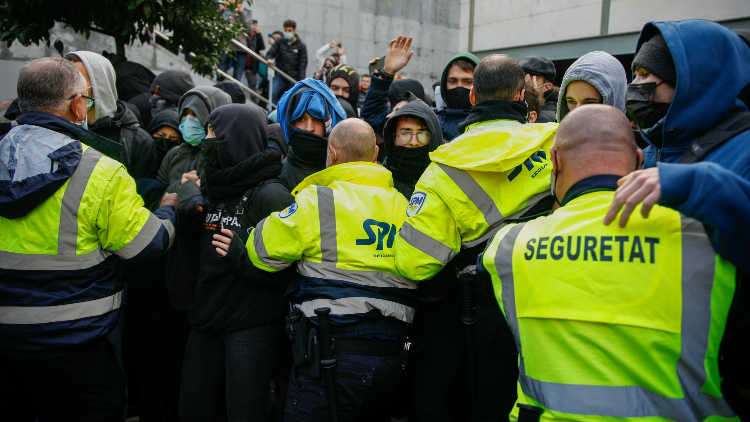 Guardias de seguridad de la Universidad de Barcelona frente a los estudiantes. Europa Press