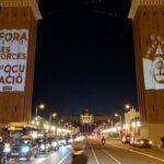 La ANC proyecta la imagen del Rey boca abajo en las Torres Venecianas de Barcelona