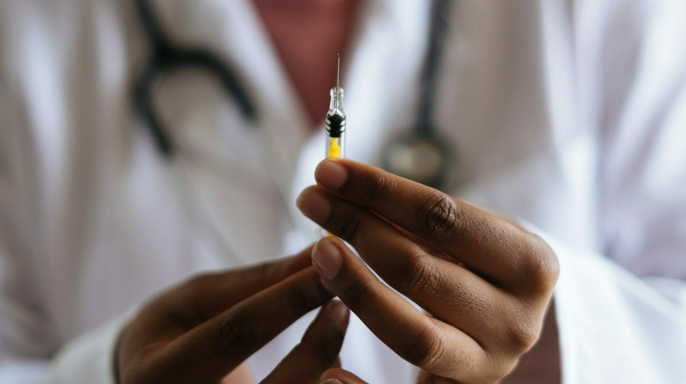 ¿Por qué se lograron en meses las vacunas contra la covid y aún no hay una para el VIH?