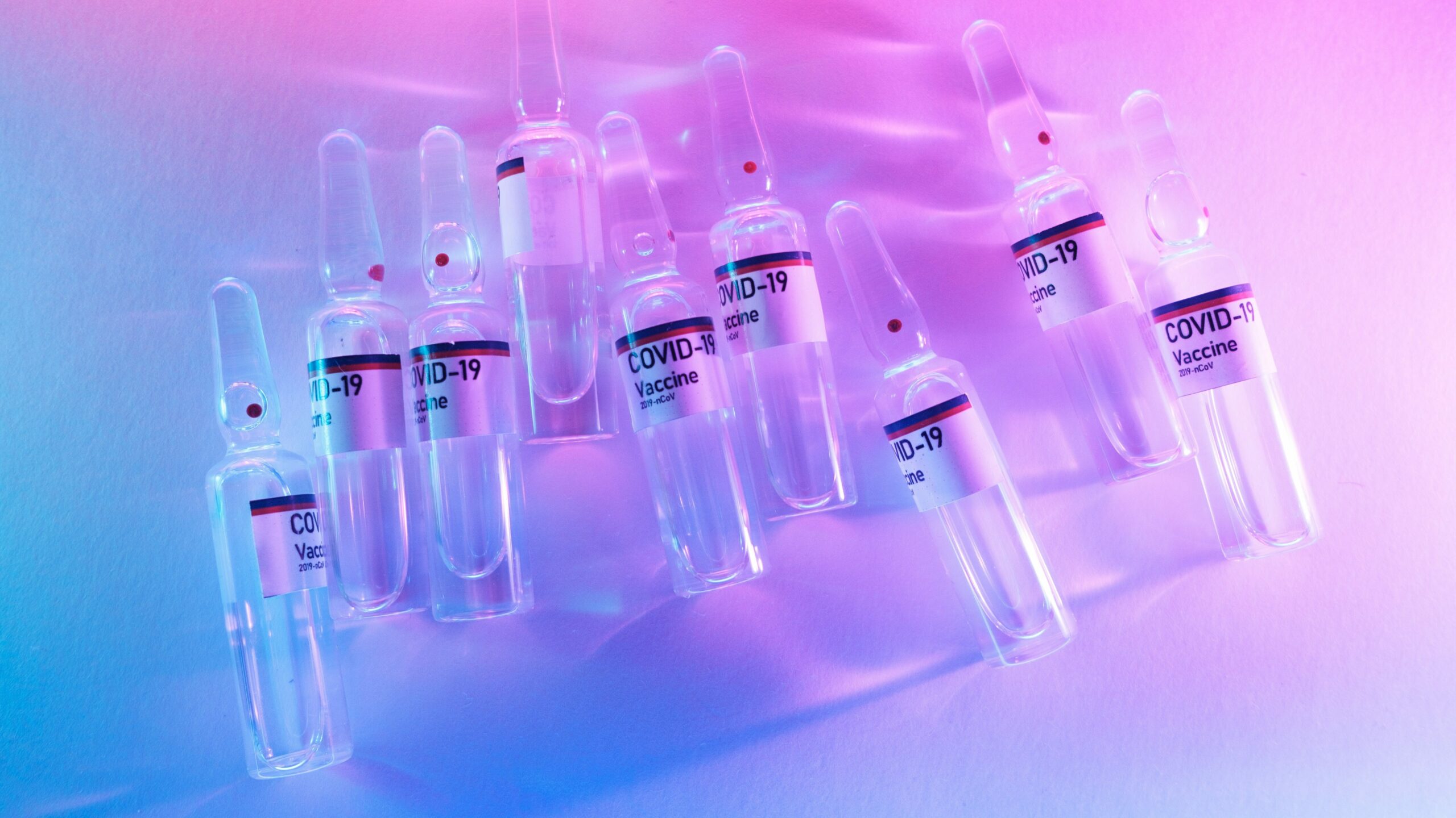 Los expertos instan a vacunarse por la nueva variante de la covid, ómicron. Pexels