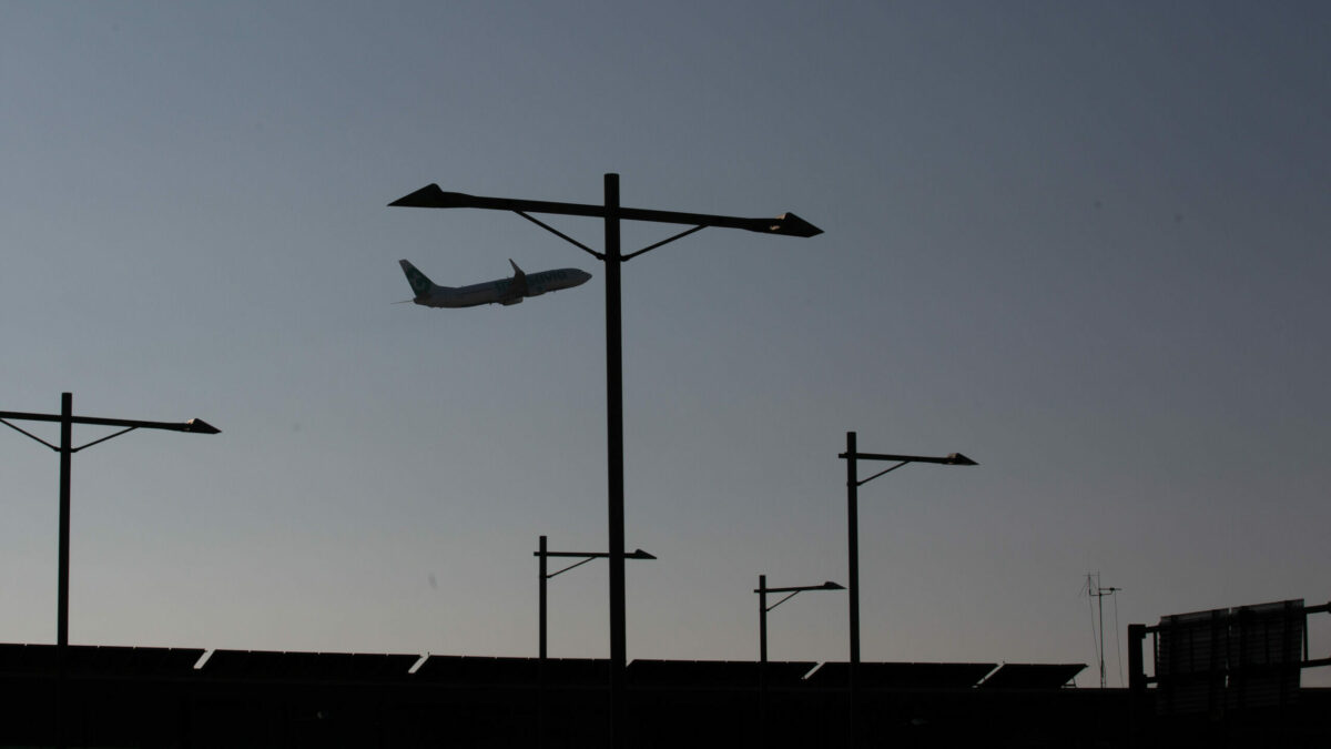 Un avión sobrevuela el aeropuerto de Barcelona-El Prat.