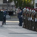 Batet durante el izado de bandera