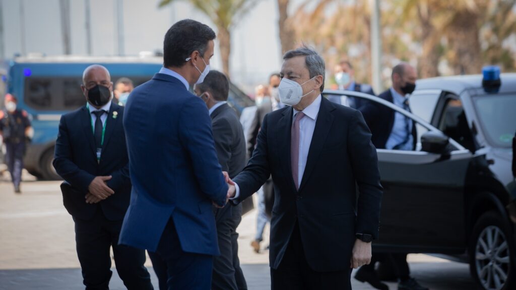 Pedro Sánchez saluda a Mario Draghi durante una visita a Barcelona.