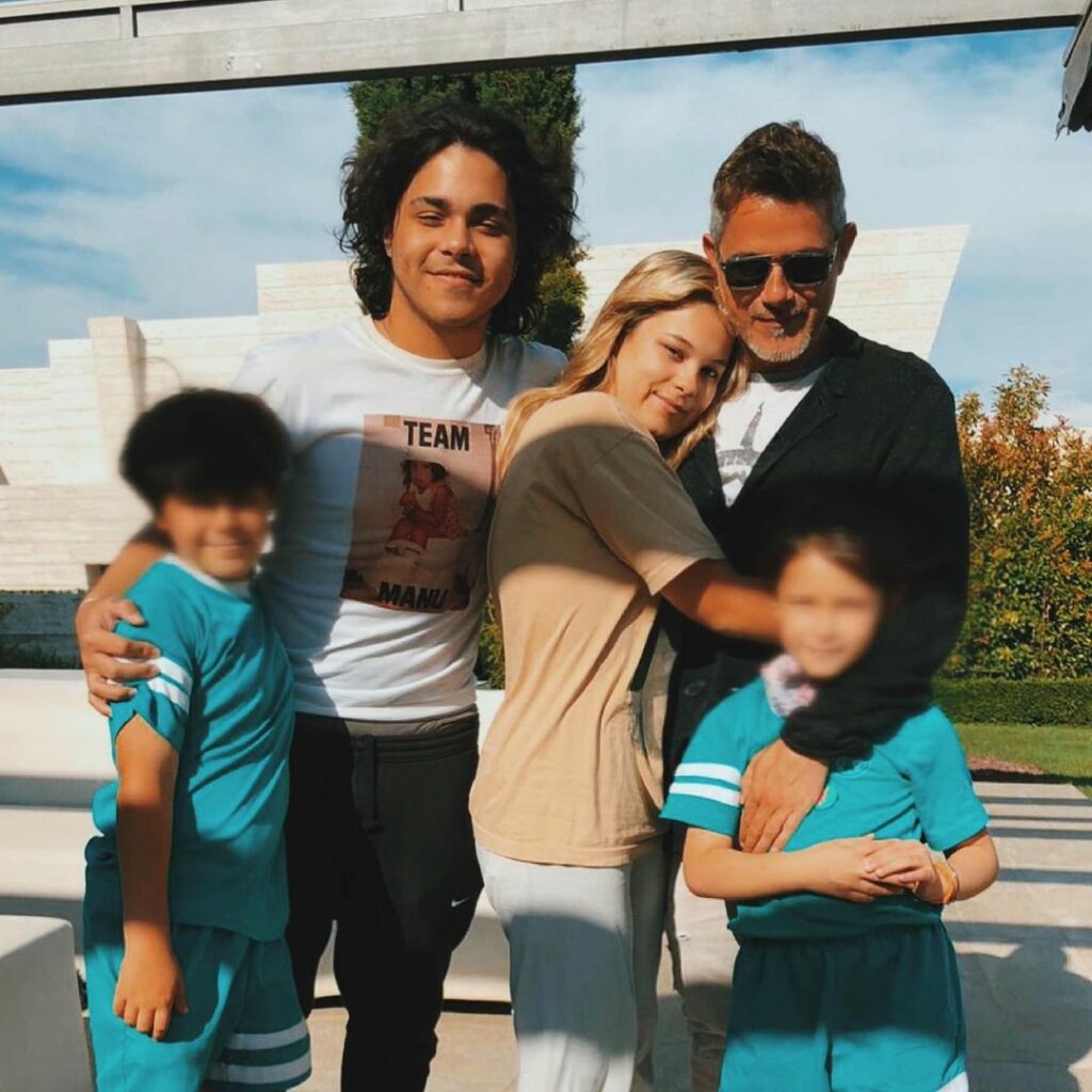 Alejandro Sanz y sus cuatro hijos