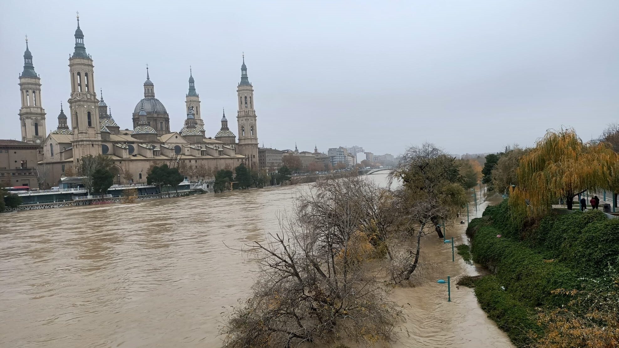 Zaragoza, pendiente de la crecida del Ebro en plena gira de Sánchez por las zonas afectadas