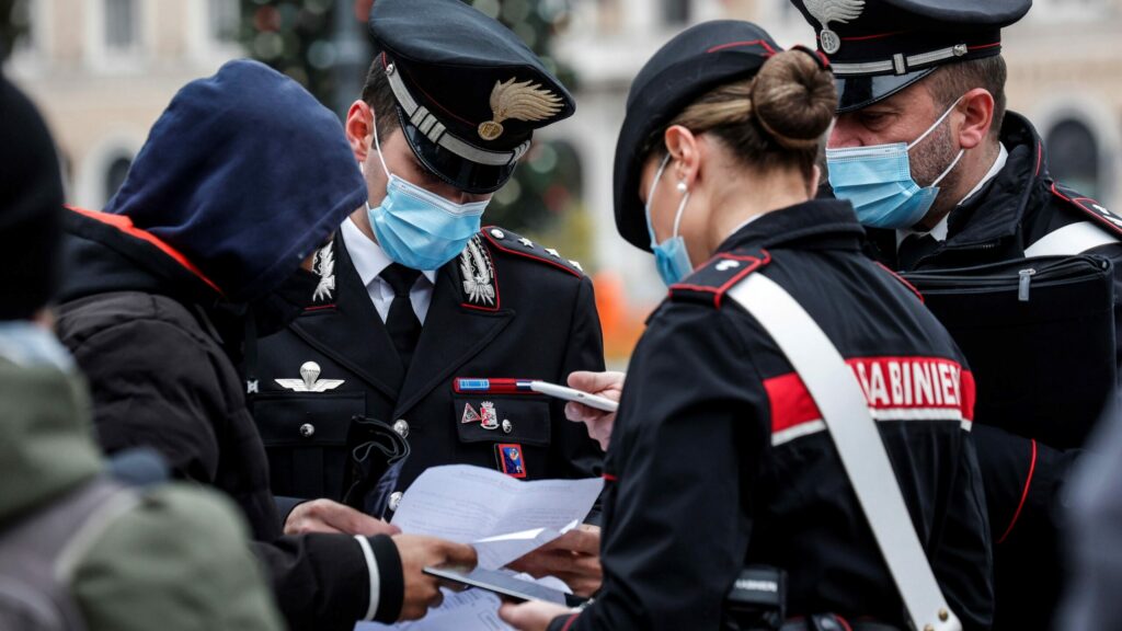 Italia retirará el arma y la placa a los policías que no se vacunen