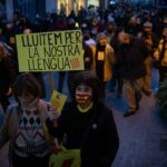 La Justicia catalana da un mes al director de un colegio para entregar material en español