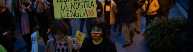 La Justicia catalana da un mes al director de un colegio para entregar material en español