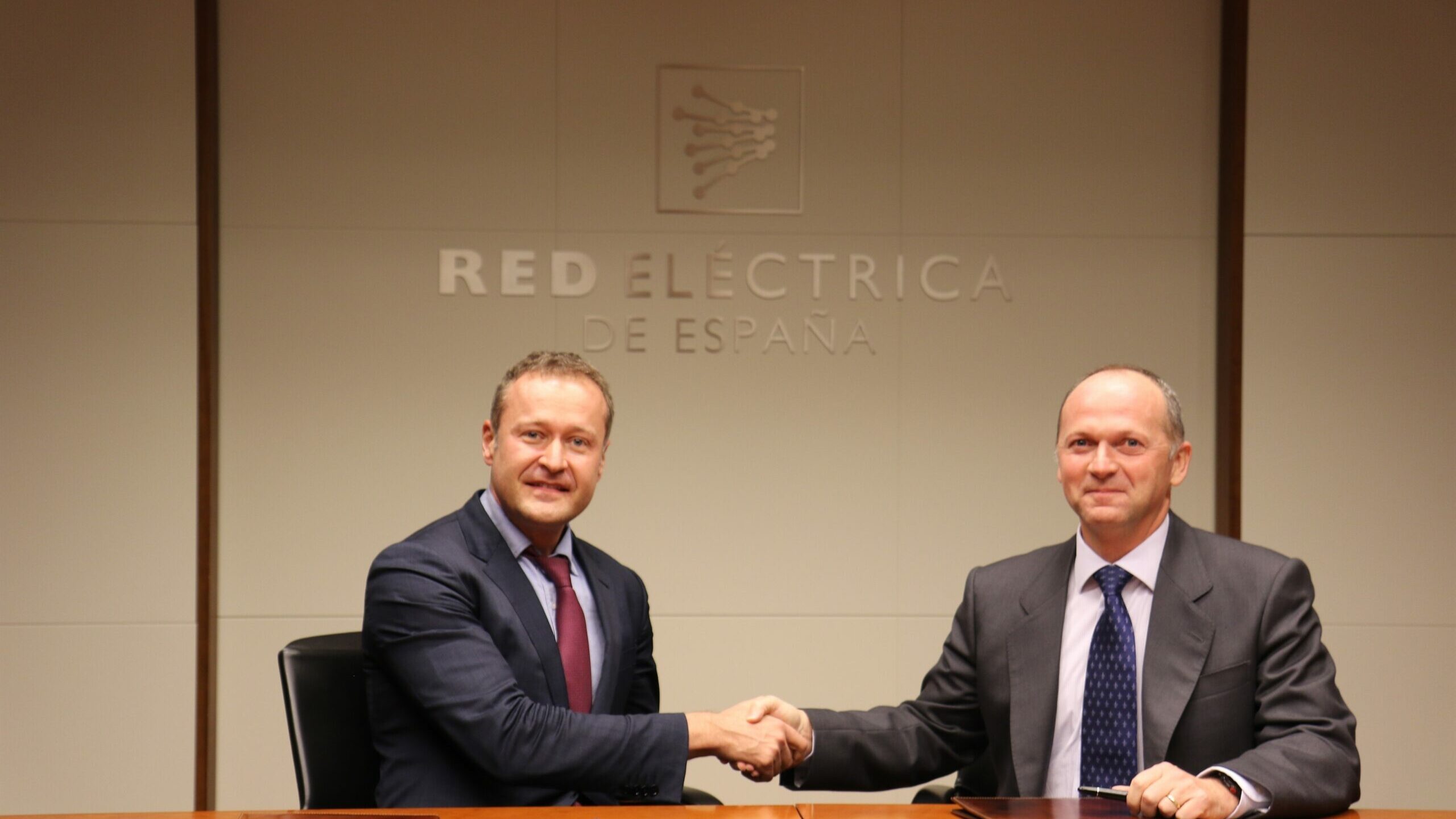 Grupo Red Eléctrica se une con KKR para invertir en Reintel, el operador de fibra oscura
