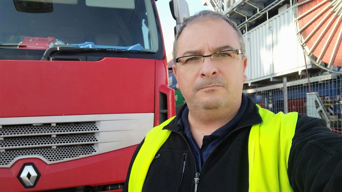 El camionero 'youtuber' que denuncia las penurias del sector: "No he visto crecer a mi hijo"