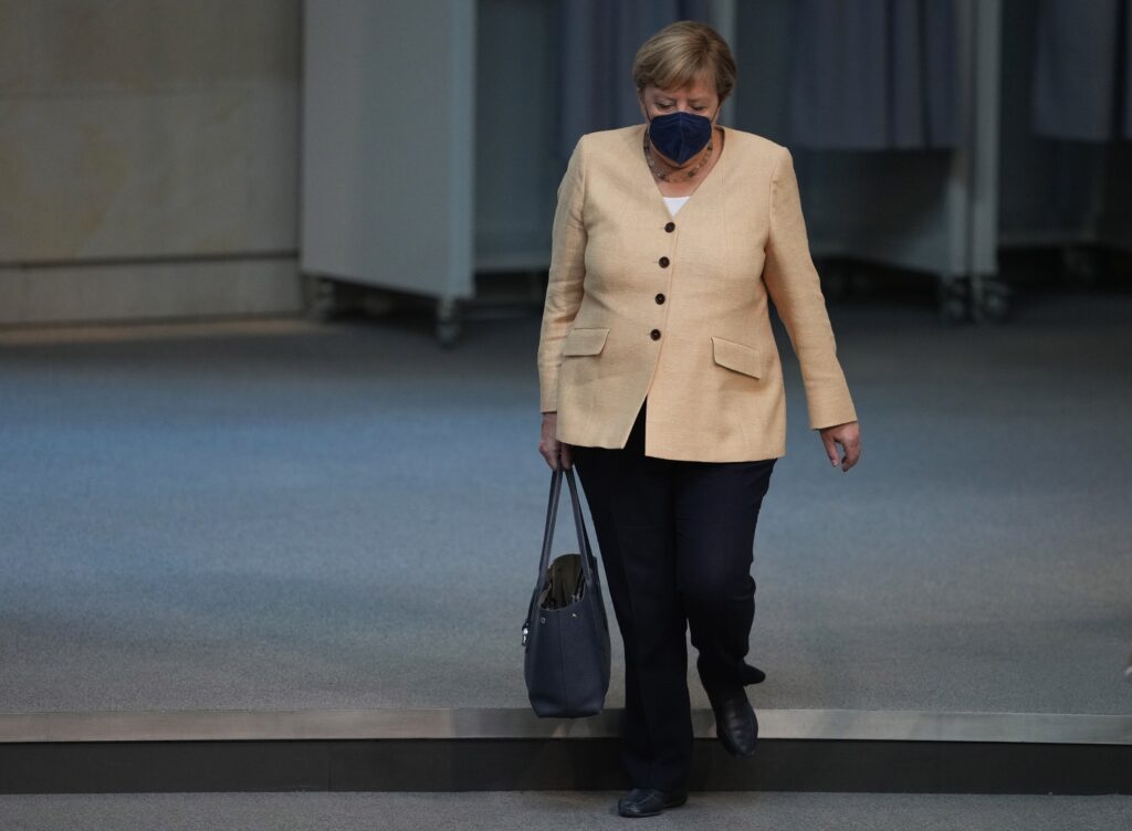 Angela Merkel sale del parlamento alemán por última vez.