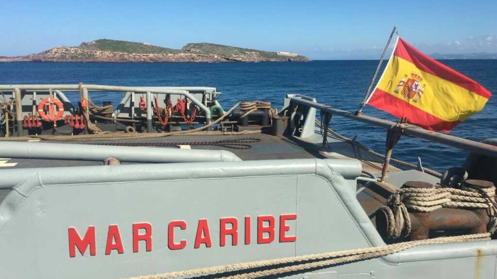 El buque de la Armada Española 'Mar Caribe', junto a Chafarinas, cerca de Marruecos.