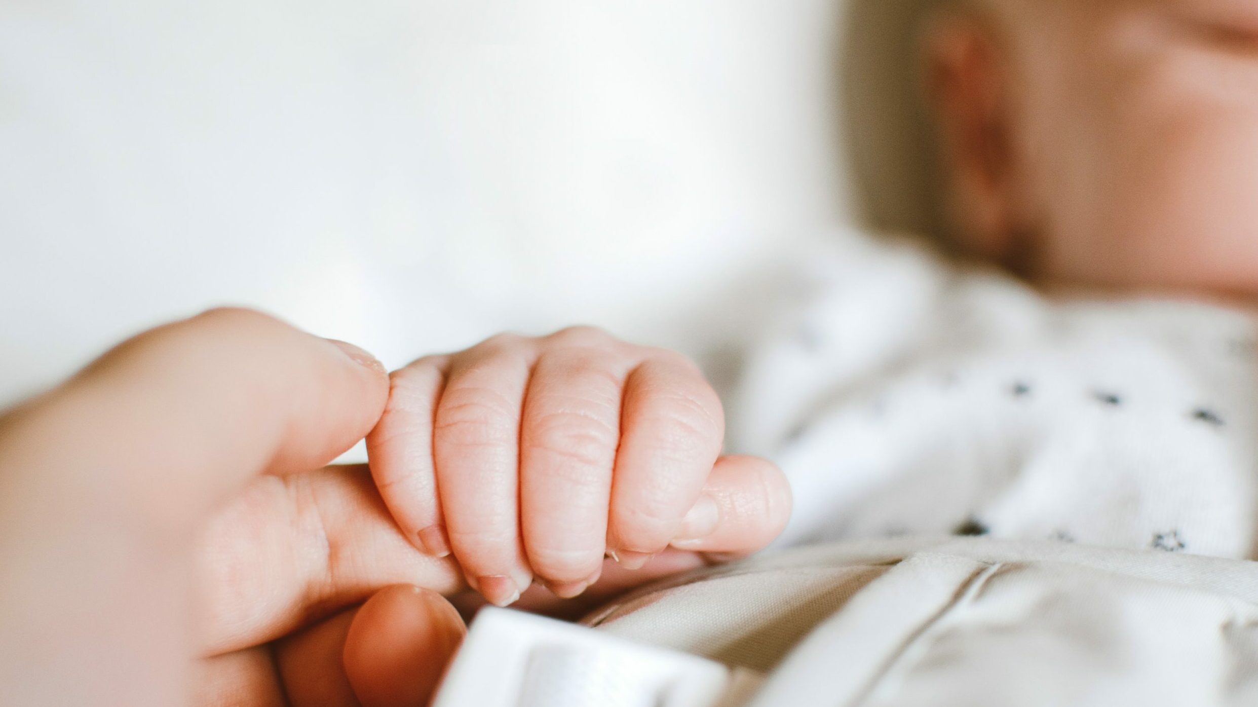 El borrador de Ley de Familias planea permisos de maternidad de 1 año a monoparentales y ceder la mitad a un familiar