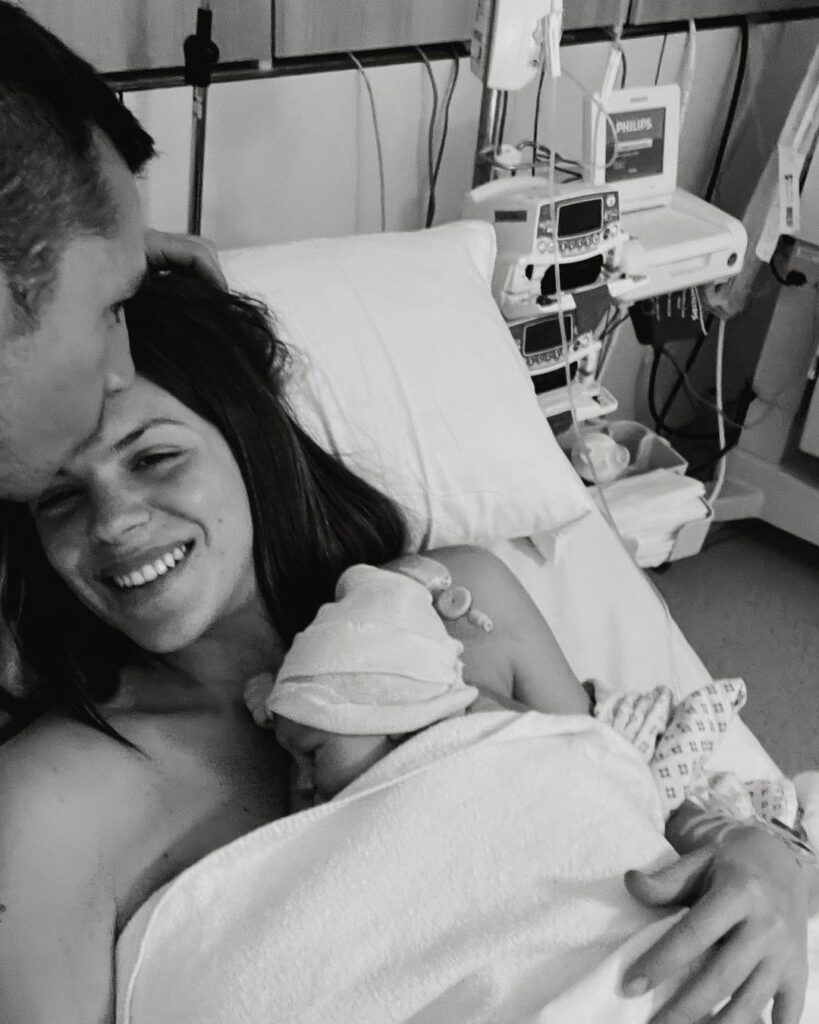 Laura Matamoros nos presenta a su segundo hijo y cuenta los detalles de su exclusivo parto