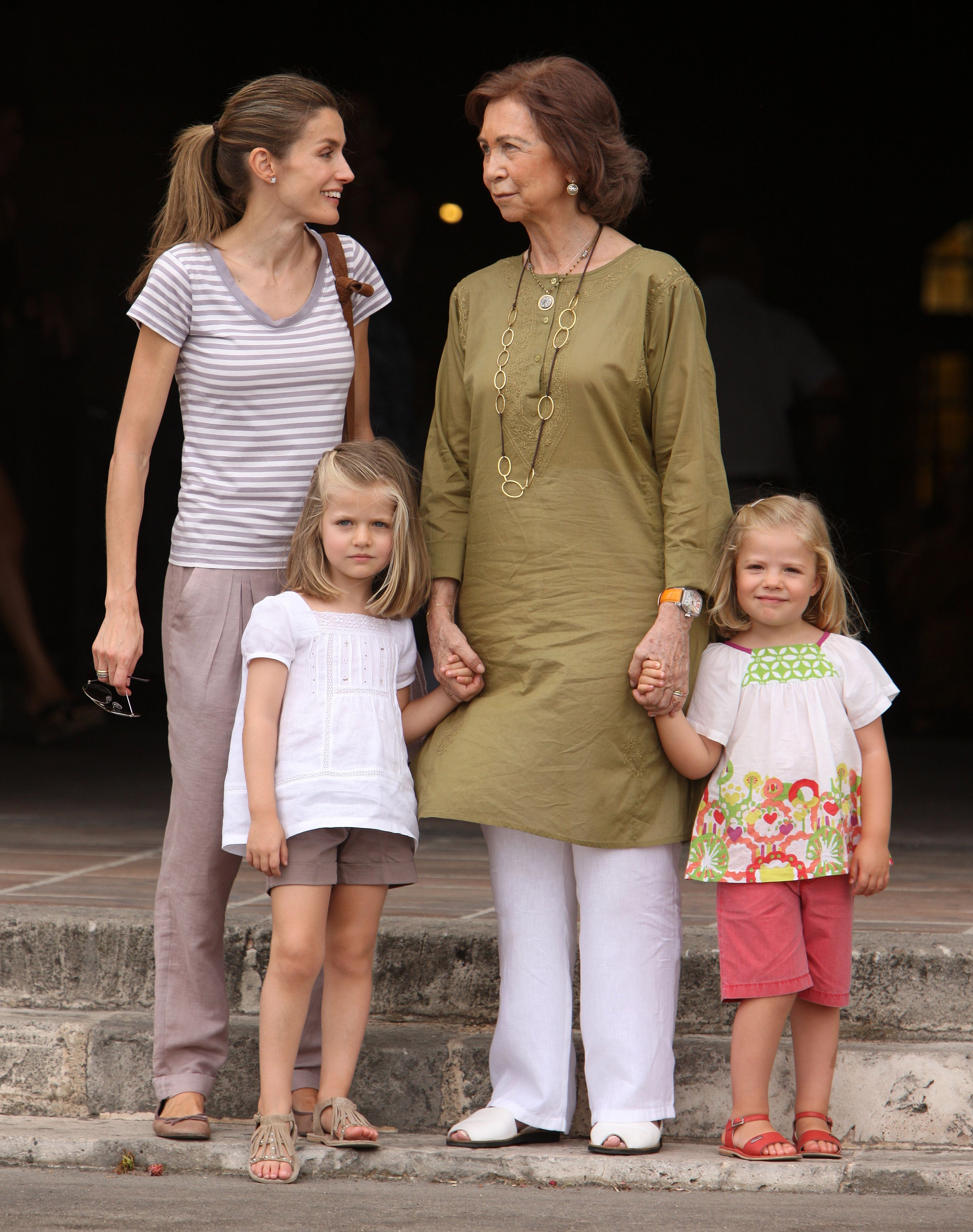 La reina Letizia y Sofía, con las infantas en Palma en 2010