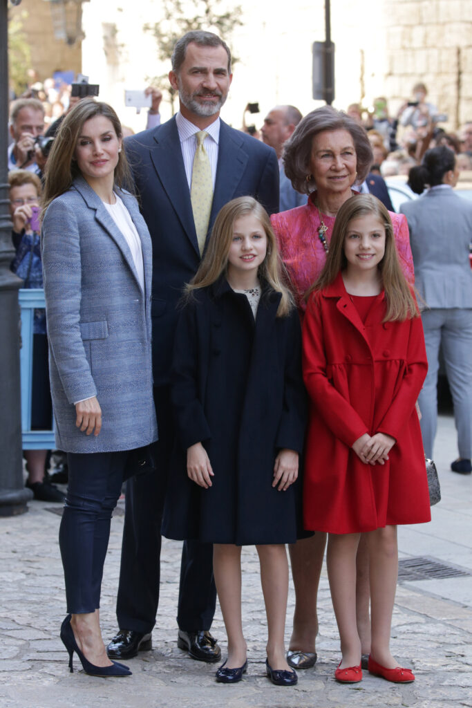 Los reyes Felipe y Letizia, con sus hijas y la reina Sofía, en Palma en 2017