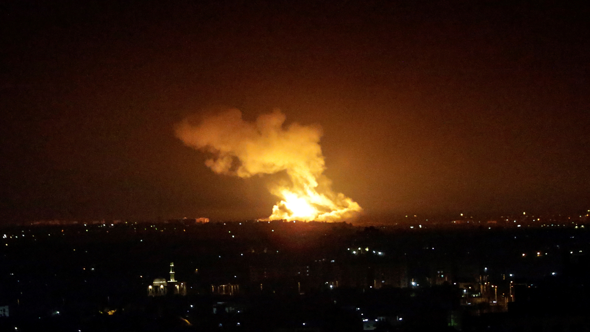 Israel bombardea posiciones de Hamás ante el disparo de proyectiles desde Gaza
