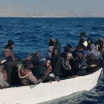 Inmigrantes esperan en la costa de Argelia para ir a España en patera cuando mejore el viento