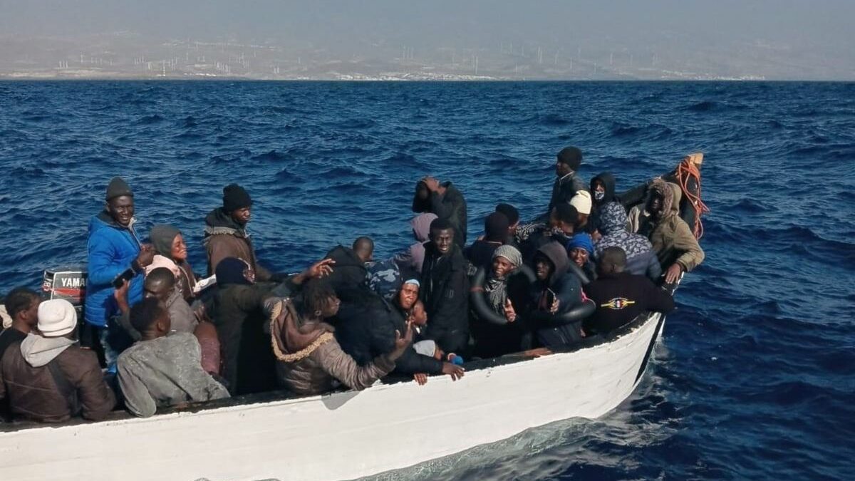 Inmigrantes esperan en la costa de Argelia para ir a España en patera cuando mejore el viento