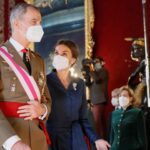La reina Letizia aparece con un 'piercing' y hace agacharse a sus pies al rey Felipe VI