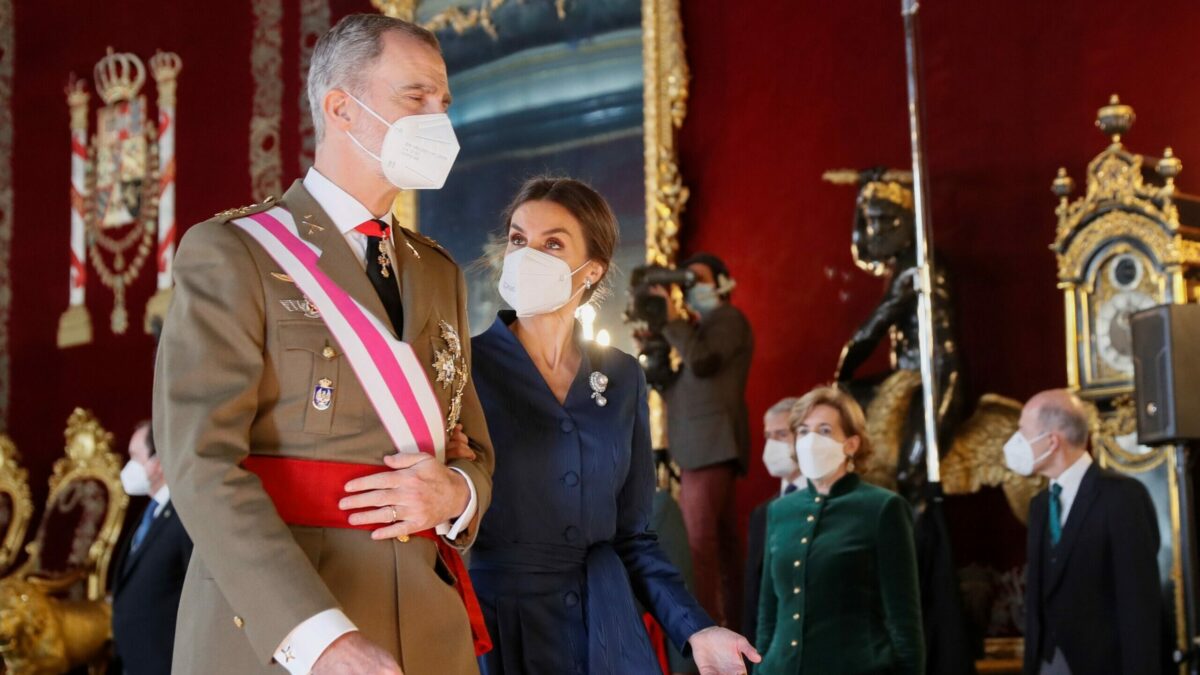 La reina Letizia aparece con un 'piercing' y hace agacharse a sus pies al rey Felipe VI